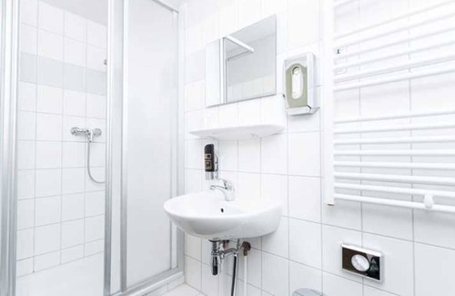 Guestrow House | Doppelzimmer Standard - Hotel am Schlosspark +
