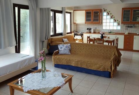 Pirgadikia House | Dora's House comfortable apartment with a yard and view