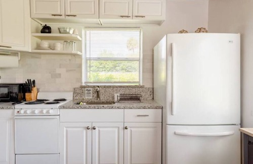 Mount Dora Cottage | Dora's Lakeside 1940's Fish Camp Cottage