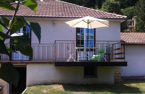 Cales Cottage | Dordogne Getaway: Riverside House with Private Parking