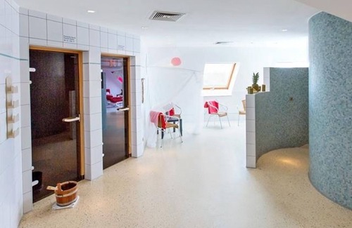 Dresden House | DORMERO room, shower, toilet - DORMERO Hotel Dresden Airport