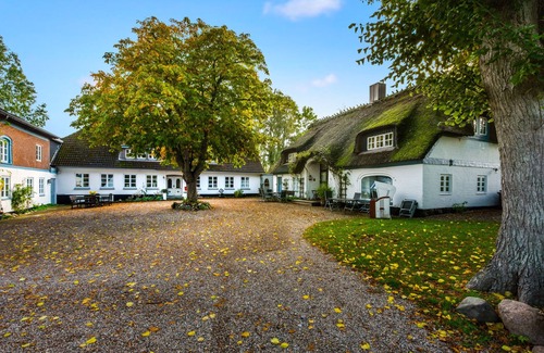 Steinberghaff Apartment | Dornröschen II - thatched roof house, terrace, garden furniture, shower bath, WLAN, TV