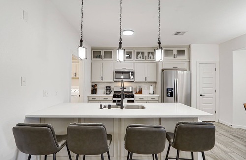 Biggs Field House | Dos Palmas Home/Modern 3BR Townhome w/Garage