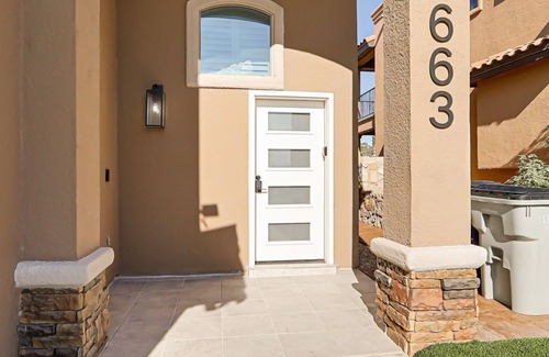 Biggs Field House | Dos Palmas Home/Modern 3BR Townhome w/Garage