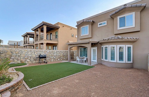 Biggs Field House | Dos Palmas Home/Modern 3BR Townhome w/Garage