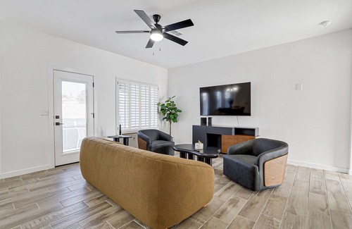 Biggs Field House | Dos Palmas Home/Modern 3BR Townhome w/Garage
