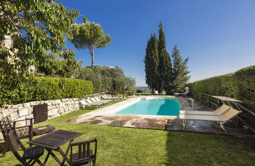 Castel San Gimignano Apartment | Double bedroom with private entrance common pool and garden