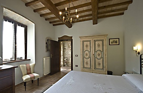 Uncinano Bed & Breakfast | DOUBLE BEDROOM WITH BATHROOM AND BALCONY