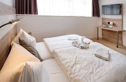 Heilbad Heiligenstadt Apartment | Double room with private corridor bathroom/Iberg view - Sonnenschein Hotel & Apartments