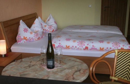 Uerzig Bed & Breakfast | Double room 3 - Wine and guest house Hermann-Josef Schmitz