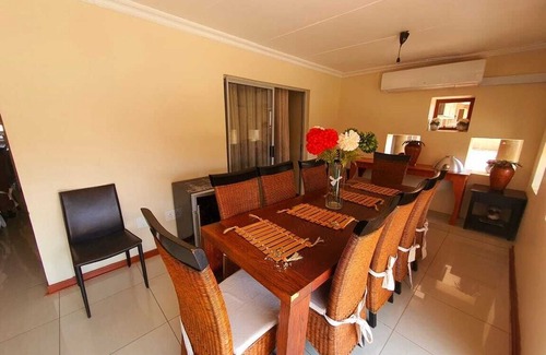 Mahikeng House | Double Room in cosy Guesthouse, one of the select guesthouses in Mahikeng ! in Mahikeng