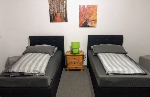 Unterrath House | Double room-Private Bathroom-Doppel getrennte Betten