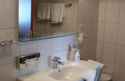 Emden House | Double room, shower, toilet - Am Boltentor, Hotel garni