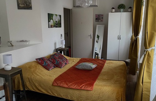 Estaing Bed & Breakfast | Double room-Standard-Wet room-City view-1er étage
