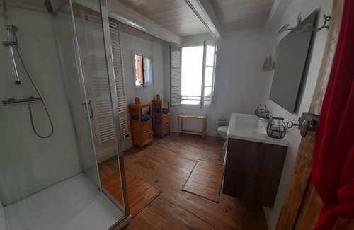 Estaing Bed & Breakfast | Double room-Standard-Wet room-City view-1er étage