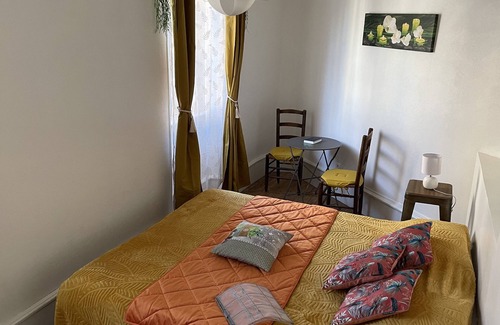 Estaing Bed & Breakfast | Double room-Standard-Wet room-City view-1er étage