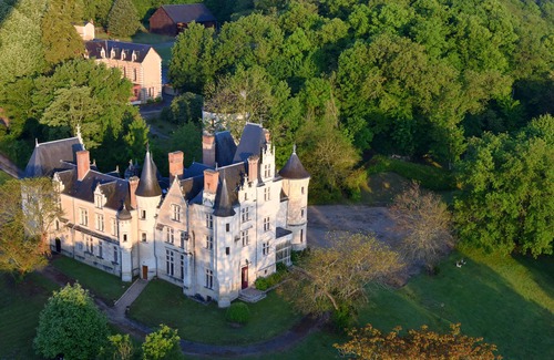 Noyant-de-Touraine Apartment | Dovecote in enclosed estate overlooking Château de brou