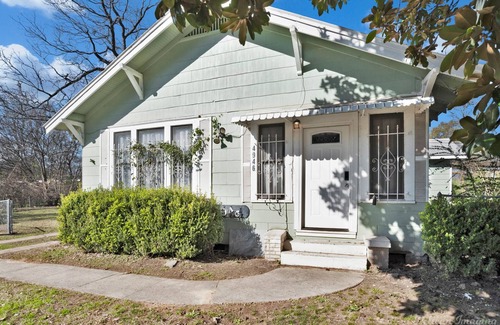 Shreveport House | Down South, Charming 2-bedroom house, Sleeps 8, 2 Full Bathrooms