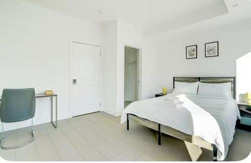 Downsview House | Downsview Park Townhome queen bed near Yorkdale Transit