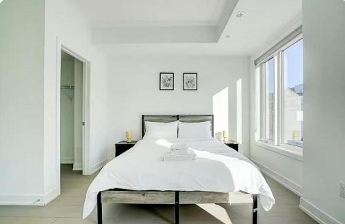 Downsview House | Downsview Park Townhome queen bed near Yorkdale Transit