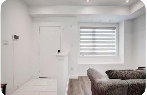 Downsview House | Downsview Park Townhome queen bed near Yorkdale Transit