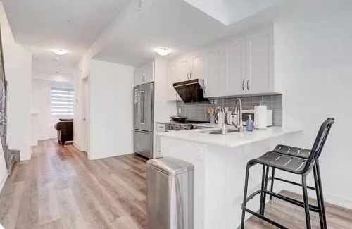 Downsview House | Downsview Park Townhome queen bed near Yorkdale Transit