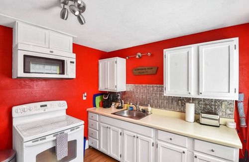 Flagstaff House | Downtown 1 Bedroom w/Hot Tub, A/C & Sleeps 4