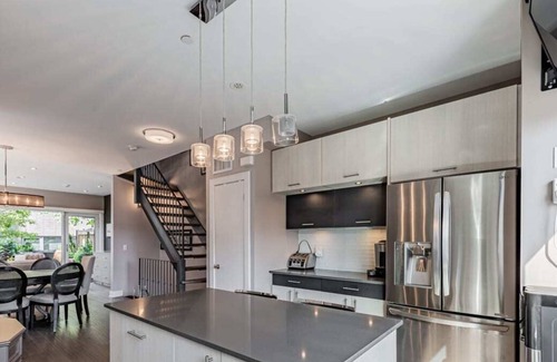 Little Italy House | Downtown 3-Story Exec Townhouse - Free Parking!