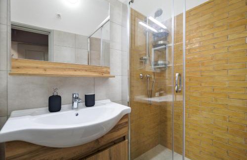 Inner City Budapest Apartment | Downtown Apartment House Orange