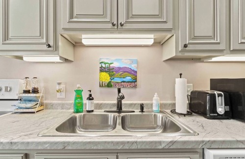 West Central Apartment | Downtown Apt w/Free parking by Parkview Field