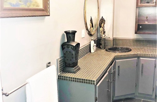 Central Business District Apartment | Downtown Art & Eclectic "D" 2br