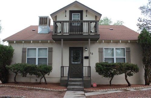 Farmington House | Downtown Bungalow-Entire House in Down town Farmington