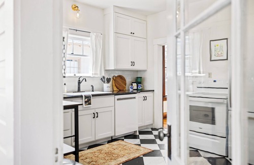 East End House | Downtown Bungalow with Geothermal Hot Spring