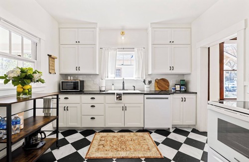 East End House | Downtown Bungalow with Geothermal Hot Spring