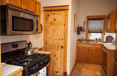 Livingston House | Downtown charmer, blocks from park, river & downtown, pet friendly