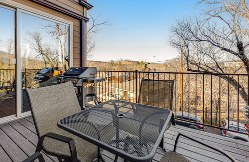 Southside Condo | Downtown Condo with Private Hot Tub, WiFi, Washer/Dryer, and Rooftop Balcony
