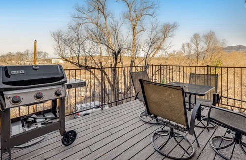 Southside Condo | Downtown Condo with Private Hot Tub, WiFi, Washer/Dryer, and Rooftop Balcony