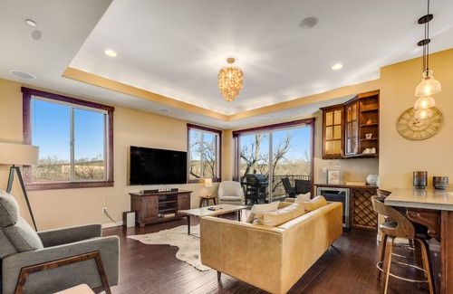 Southside Condo | Downtown Condo with Private Hot Tub, WiFi, Washer/Dryer, and Rooftop Balcony