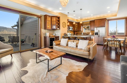 Southside Condo | Downtown Condo with Private Hot Tub, WiFi, Washer/Dryer, and Rooftop Balcony