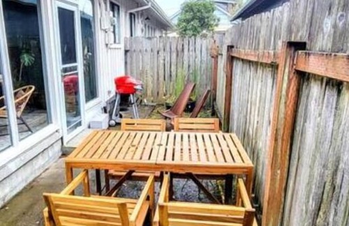 Long Beach House | Downtown Designer Duplex close to Beach! Spa Tub, Sunroom, Game Room, EV & more!
