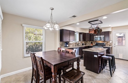 Blenman-Elm House | Downtown Gem: 8 Guests - Short drive to Gem Show!