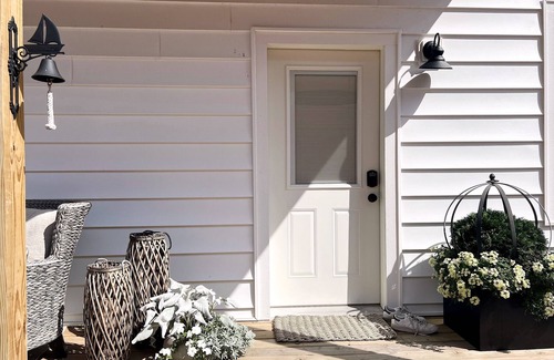 Green Lake Apartment | Downtown Green Lake-Steps from Lake, Restaurants and Shopping