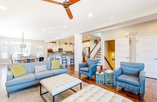 Country Club Estates House | Downtown home near the ocean with enclosed yard, WiFi, AC & beach gear - dogs OK