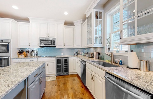 Country Club Estates House | Downtown home near the ocean with enclosed yard, WiFi, AC & beach gear - dogs OK