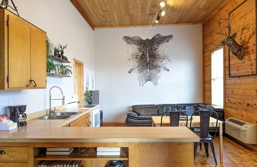 Isle Apartment | Downtown Isle; one block to Lake Mille Lacs