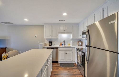 Statesboro Apartment | Downtown Loft - Above Bull & Barrel & Close to Georgia Southern!