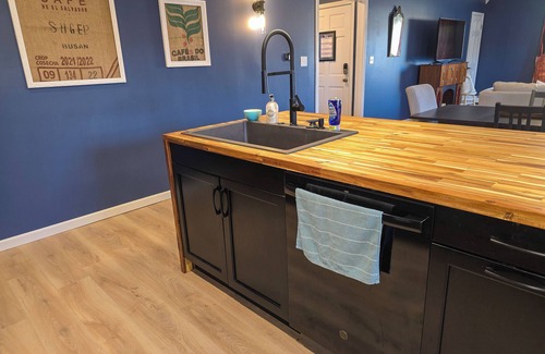 Carterville Apartment | Downtown Loft with full kitchen and laundry room, perfect for long stays