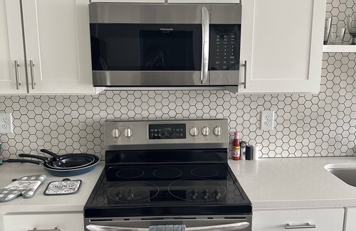 Eastside Condo | Downtown "Luxurious" Condo Hideaway in located 5 mins from River Street!