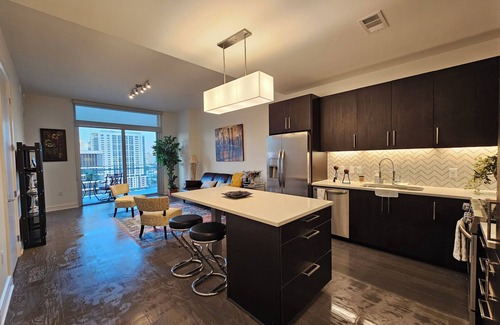 Midtown Apartment | Downtown Luxury High-Rise Retreat: Panoramic City Views & Modern Amenities