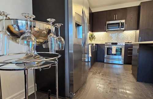 Midtown Apartment | Downtown Luxury High-Rise Retreat: Panoramic City Views & Modern Amenities